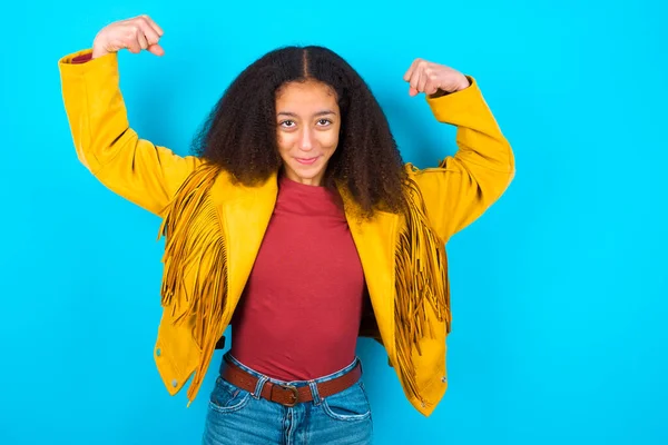 Midjan Upp Skott Afroamerikansk Tonåring Flicka Med Afro Frisyr Bär — Stockfoto