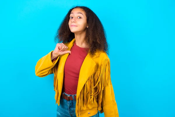 Одяг Веселої Африканської Дівчини Підлітка Африканським Волоссям Одягненого Жовтий Піджак — стокове фото