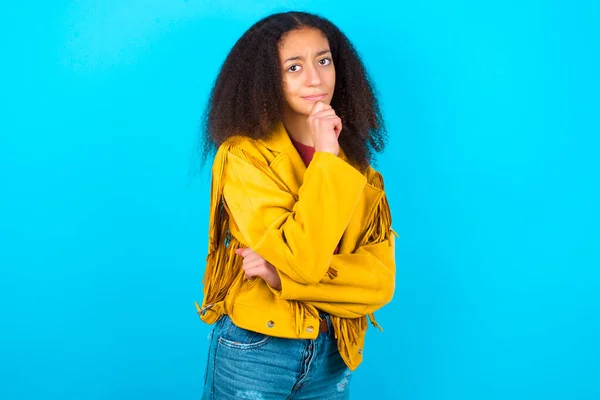 African American Tonåring Flicka Med Afro Frisyr Bär Gul Jacka — Stockfoto