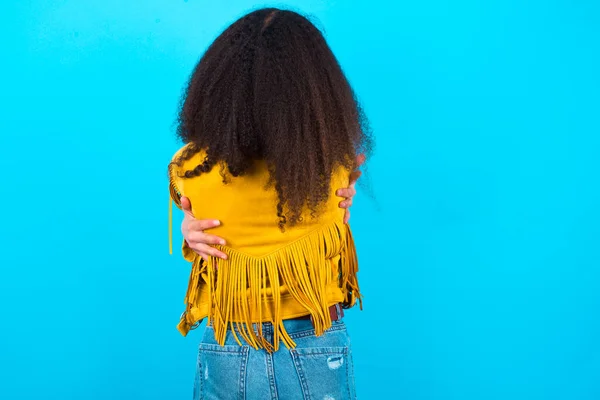 Afroamerykanka Nastolatka Afro Fryzura Noszenie Żółtej Kurtki Niebieskim Tle Przytulając — Zdjęcie stockowe