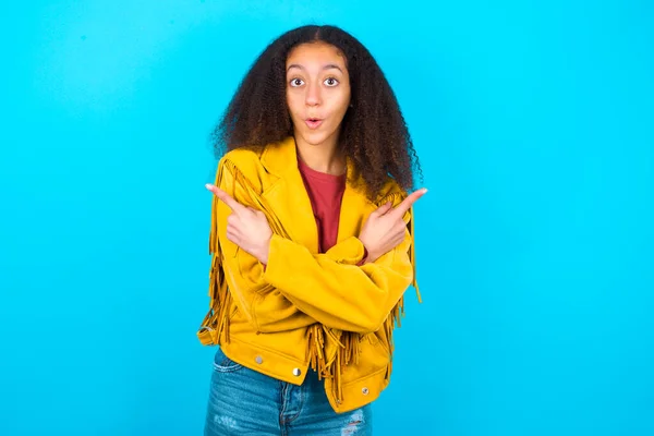 Confusa Adolescente Afroamericana Con Peinado Afro Usando Chaqueta Amarilla Sobre — Foto de Stock