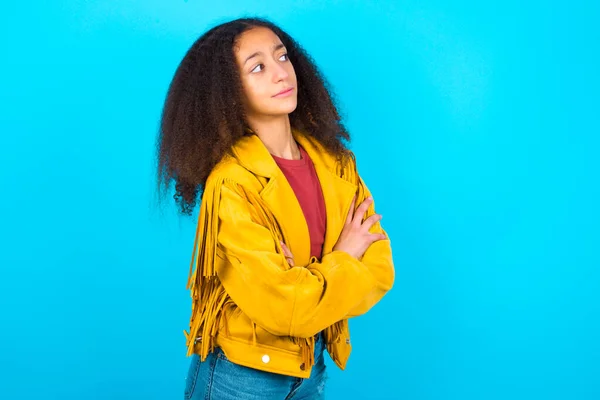 Obrázek Rozrušený Afroameričanky Teenager Dívka Afro Účes Nosí Žlutou Bundu — Stock fotografie