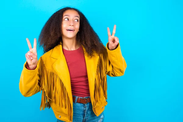 Isolerad Bild Glada Afroamerikanska Tonåring Flicka Med Afro Frisyr Bär — Stockfoto