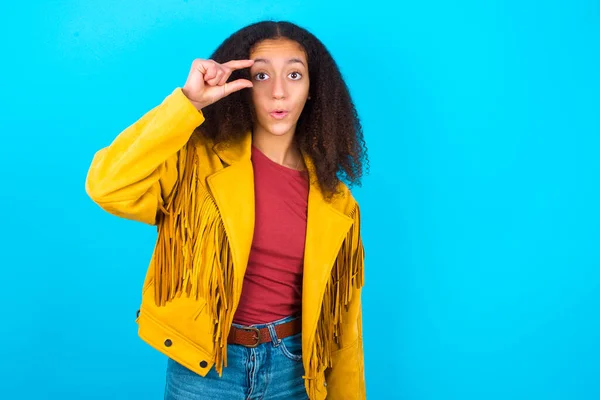 Impresionante Adolescente Afroamericana Con Estilo Afro Pelo Usando Chaqueta Amarilla — Foto de Stock