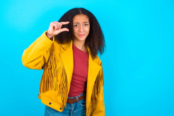 Upprörd Afroamerikansk Tonåring Flicka Med Afro Frisyr Bär Gul Jacka — Stockfoto