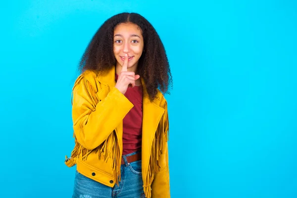 Leende Afroamerikansk Tonåring Flicka Med Afro Frisyr Bär Gul Jacka — Stockfoto