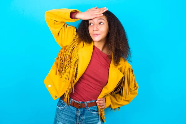 African American Tonåring Flicka Med Afro Frisyr Bär Gul Jacka — Stockfoto