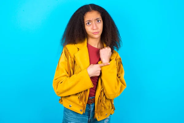 Afro Americana Adolescente Con Afro Estilo Pelo Vistiendo Chaqueta Amarilla — Foto de Stock