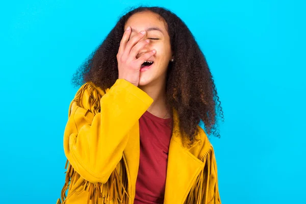 Carismático Despreocupado Alegre Afroamericano Adolescente Con Afro Estilo Pelo Vistiendo — Foto de Stock