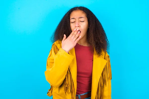 Adolescente Afro Americana Assonnata Con Stile Afro Capelli Indossando Giacca — Foto Stock