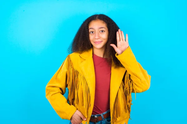 Chica Adolescente Afroamericana Con Estilo Afro Pelo Usando Chaqueta Amarilla — Foto de Stock