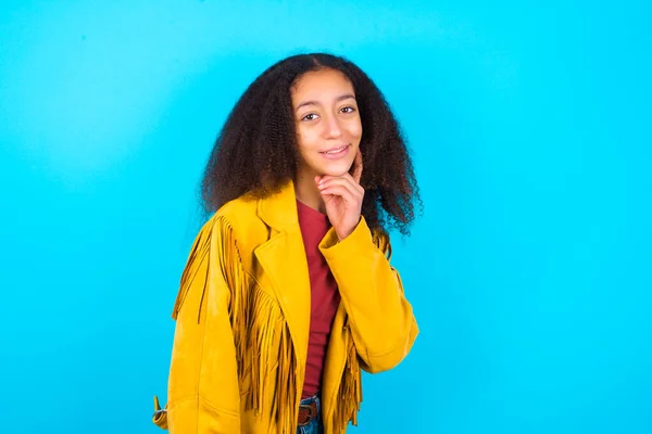 Carefree Úspěšné Afroamerické Teenager Dívka Afro Účes Nosit Žlutou Bundu — Stock fotografie