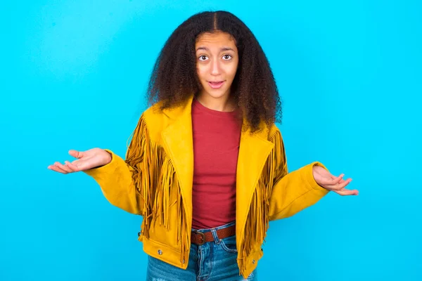 Sen Porträtt Arroganta Afroamerikanska Tonåring Flicka Med Afro Frisyr Bär — Stockfoto