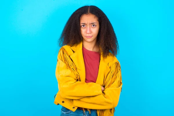 Bild Arg Afroamerikansk Tonåring Flicka Med Afro Frisyr Bär Gul — Stockfoto