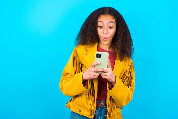 Chica Adolescente Afroamericana Con Estilo Pelo Afro Que Usa Chaqueta —  Fotos de Stock