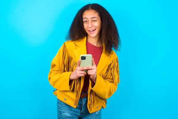 Chica Adolescente Afroamericana Agradable Con Estilo Pelo Afro Con Chaqueta — Foto de Stock