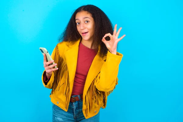 Chica Adolescente Afroamericana Feliz Con Estilo Afro Pelo Usando Chaqueta —  Fotos de Stock