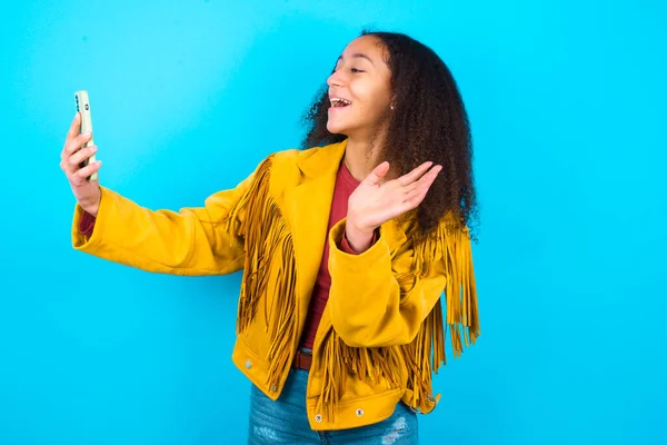 Retrato Niña Adolescente Afroamericana Amigable Feliz Con Estilo Afro Pelo —  Fotos de Stock