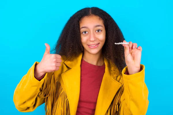 Afro Amerikaanse Tiener Meisje Met Afro Kapsel Dragen Gele Jas — Stockfoto