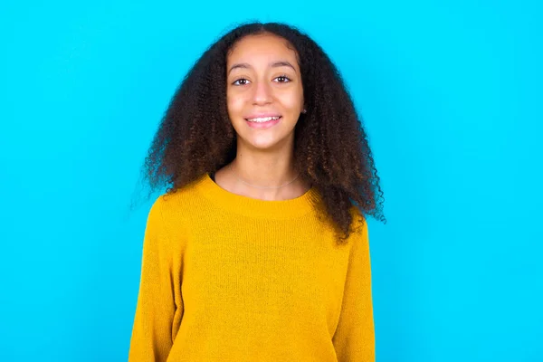 Chica Adolescente Afroamericana Con Estilo Pelo Afro Con Suéter Amarillo —  Fotos de Stock