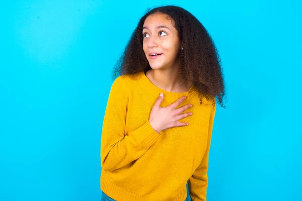 Glada Afroamerikanska Tonåring Flicka Med Afro Frisyr Bär Gul Tröja — Stockfoto