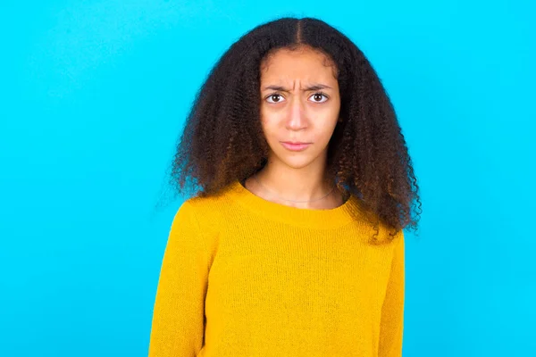 Ofendido Insatisfecho Afroamericano Adolescente Con Afro Estilo Pelo Vistiendo Suéter —  Fotos de Stock