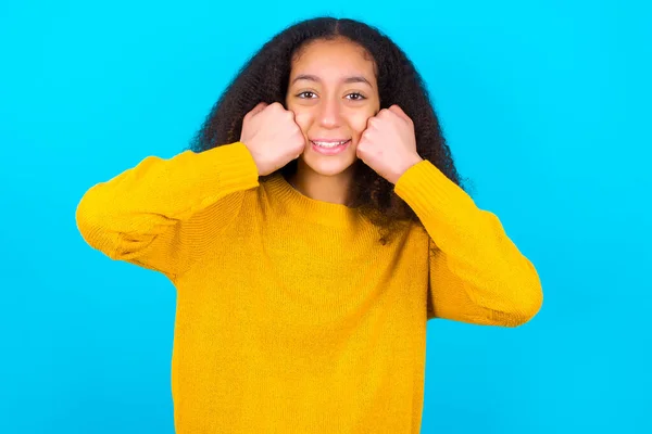 Šťastný Africký Americký Teenager Dívka Afro Účes Nošení Žlutý Svetr — Stock fotografie