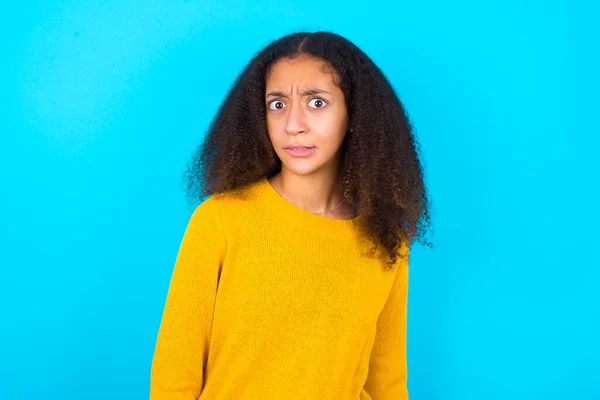 Porträt Eines Unzufriedenen Afroamerikanischen Teenagermädchens Mit Afrofrisur Das Einen Gelben — Stockfoto