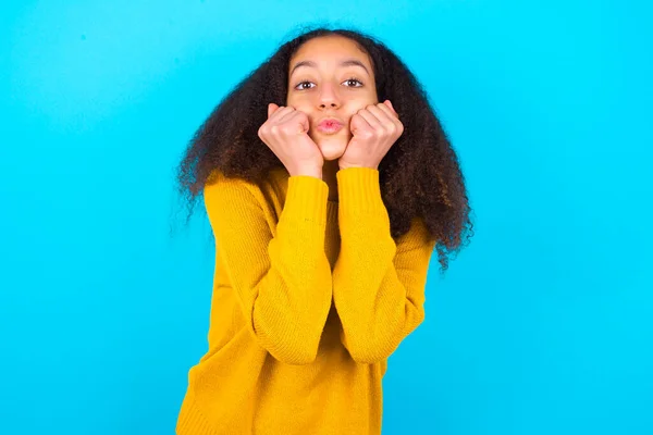 Afro Americana Adolescente Con Afro Estilo Pelo Usando Suéter Amarillo — Foto de Stock