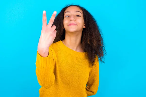 Adolescente Afroamericana Con Peinado Afro Usando Suéter Amarillo Sobre Fondo —  Fotos de Stock