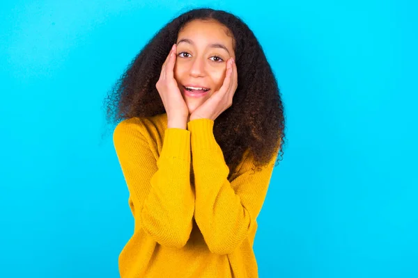Africký Americký Teenager Dívka Afro Účes Nošení Žlutý Svetr Přes — Stock fotografie