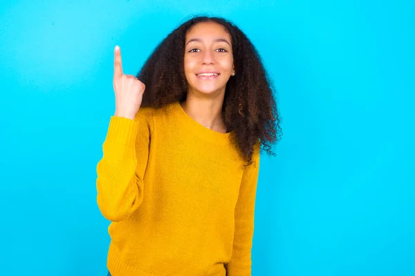 African American Tonåring Flicka Med Afro Frisyr Bär Gul Tröja — Stockfoto
