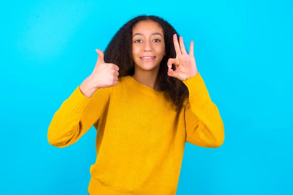 African American Tonåring Flicka Med Afro Frisyr Bär Gul Tröja — Stockfoto