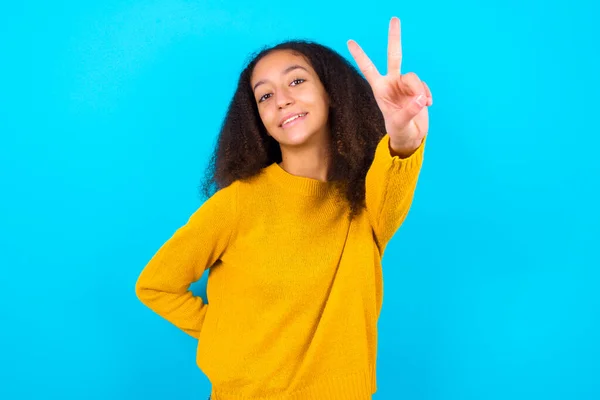 Afrikansk Amerikansk Tonåring Flicka Med Afro Frisyr Bär Gul Tröja — Stockfoto