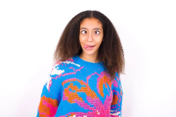 Rolig Afroamerikansk Tonåring Flicka Med Afro Frisyr Bär Vintage Färgglad — Stockfoto