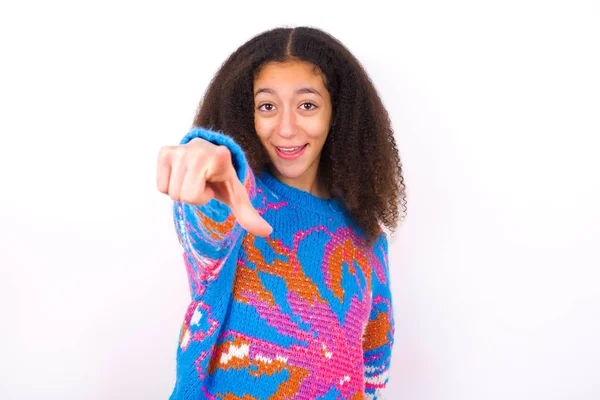 Emocionada Chica Adolescente Afroamericana Positiva Con Estilo Pelo Afro Usando — Foto de Stock