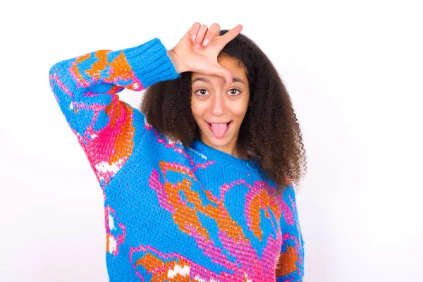 Afro Americana Adolescente Con Afro Estilo Pelo Usando Vintage Colorido — Foto de Stock