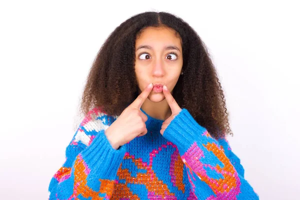Chica Adolescente Afroamericana Con Pelo Rizado Estilo Afro Usando Suéter — Foto de Stock