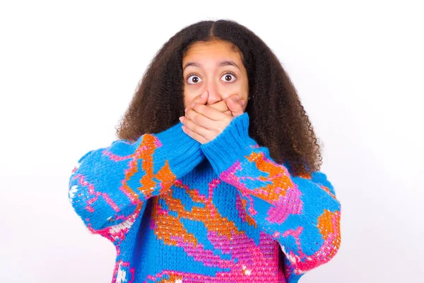 Förbluffad Afroamerikansk Tonåring Flicka Med Afro Frisyr Bär Vintage Färgglad — Stockfoto