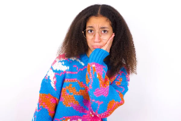 Triste Chica Adolescente Afroamericana Solitaria Con Estilo Pelo Afro Que — Foto de Stock
