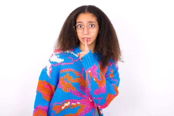 Surprised African American Teenager Girl Afro Hair Style Wearing Vintage — Stock Photo, Image