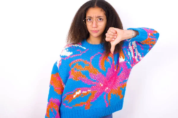 Afro Amerikanisches Teenager Mädchen Mit Afro Frisur Trägt Einen Bunten — Stockfoto