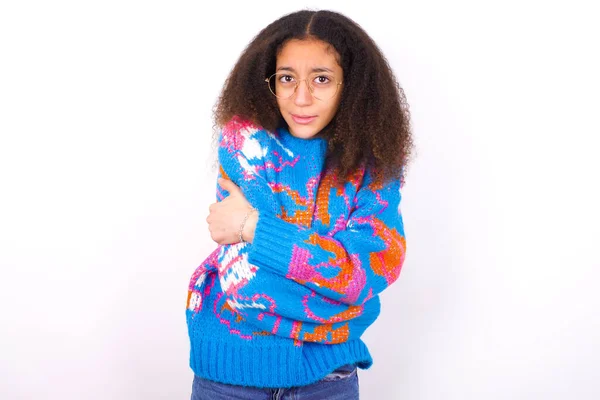 Afroamerikansk Tonåring Flicka Med Afro Frisyr Bär Vintage Färgglad Tröja — Stockfoto