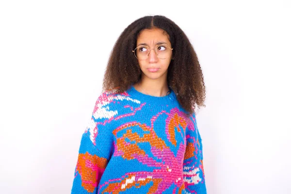 Missnöjd Afroamerikansk Tonåring Flicka Glasögon Med Afro Frisyr Bär Vintage — Stockfoto