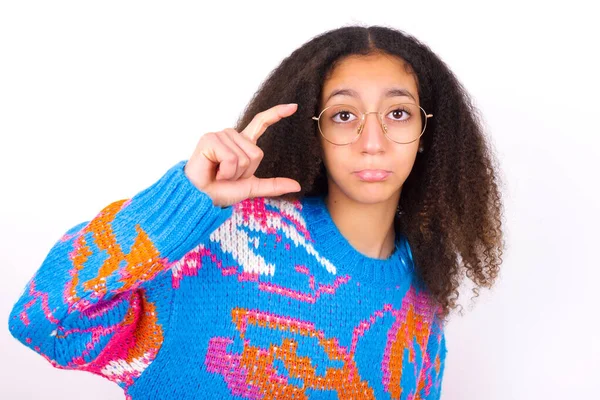 African American Tonåring Flicka Med Afro Frisyr Bär Vintage Färgglad — Stockfoto