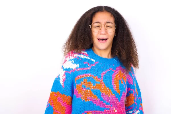 Menina Adolescente Afro Americana Óculos Com Estilo Cabelo Afro Vestindo — Fotografia de Stock