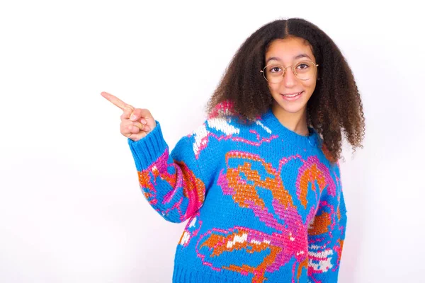 Afroamerikanische Teenagerin Mit Brille Und Afro Frisur Die Einen Bunten — Stockfoto