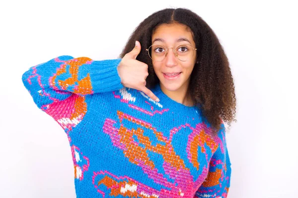Chica Adolescente Afroamericana Gafas Con Estilo Afro Pelo Usando Suéter — Foto de Stock