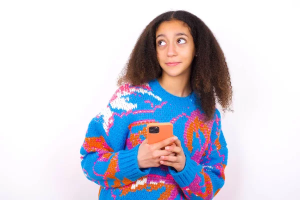 Chica Adolescente Afroamericana Con Estilo Afro Pelo Usando Suéter Colorido —  Fotos de Stock