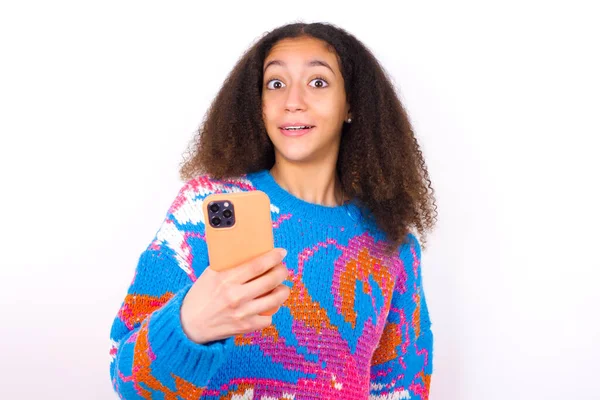 Niña Adolescente Afroamericana Con Estilo Pelo Afro Con Suéter Colorido —  Fotos de Stock